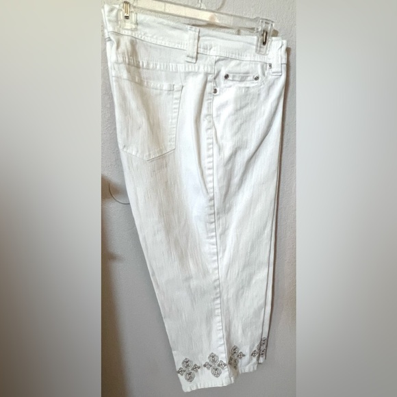 AVENUE Blue  
White Denim with Gold Embellishment
Sz 18 EUC - Picture 11 of 13